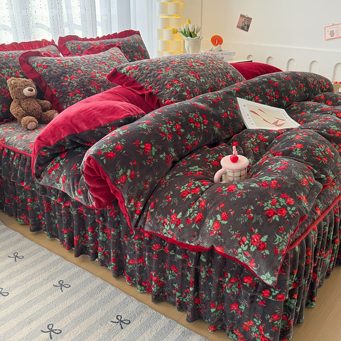 91家纺网 家纺一手货源 找家纺 铠畅家纺 2025新款牛奶绒夹棉床盖床裙四件套 玫瑰故事