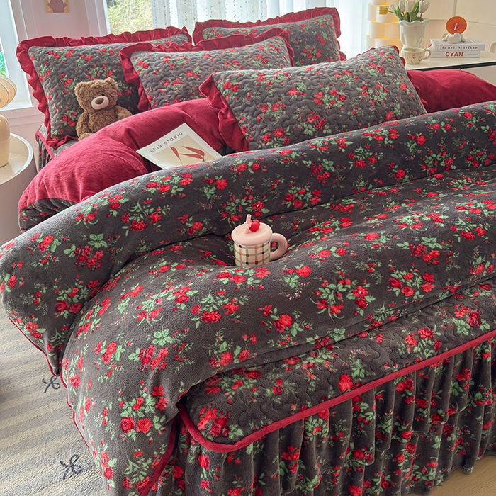 91家纺网 家纺一手货源 找家纺 铠畅家纺 2025新款牛奶绒夹棉床盖床裙四件套 玫瑰故事