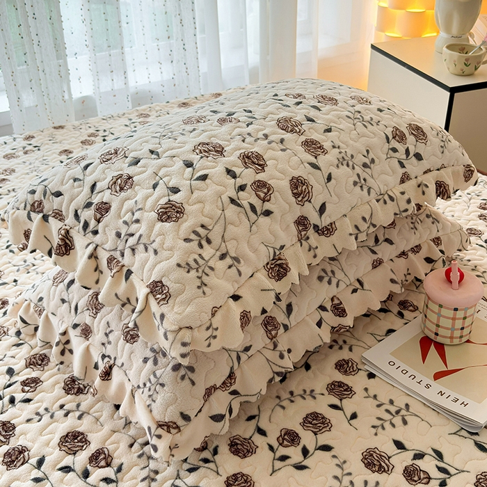 91家纺网 家纺一手货源 找家纺 铠畅家纺 2025新款牛奶绒夹棉床盖床裙四件套 国色天香