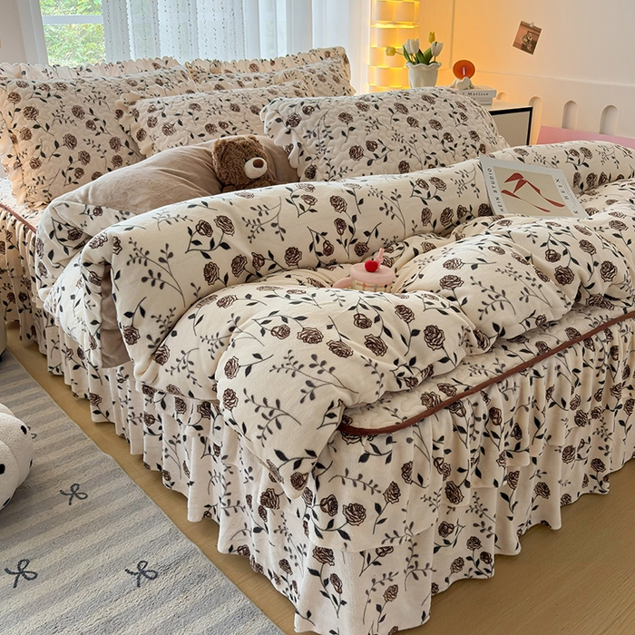 91家纺网 家纺一手货源 找家纺 铠畅家纺 2025新款牛奶绒夹棉床盖床裙四件套 国色天香