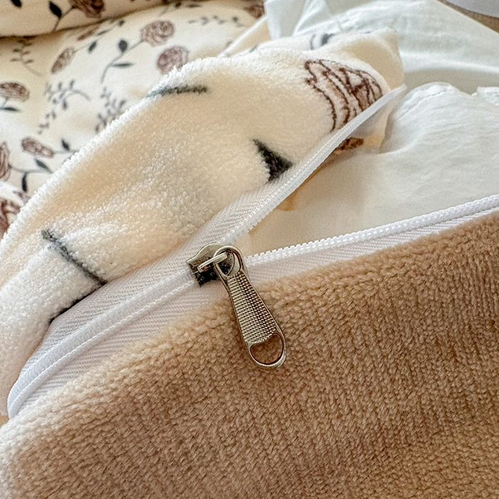 91家纺网 家纺一手货源 找家纺 铠畅家纺 2025新款牛奶绒夹棉床盖床裙四件套 国色天香