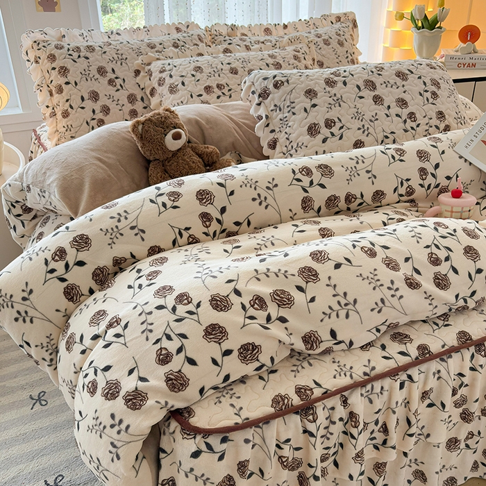 91家纺网 家纺一手货源 找家纺 铠畅家纺 2025新款牛奶绒夹棉床盖床裙四件套 国色天香