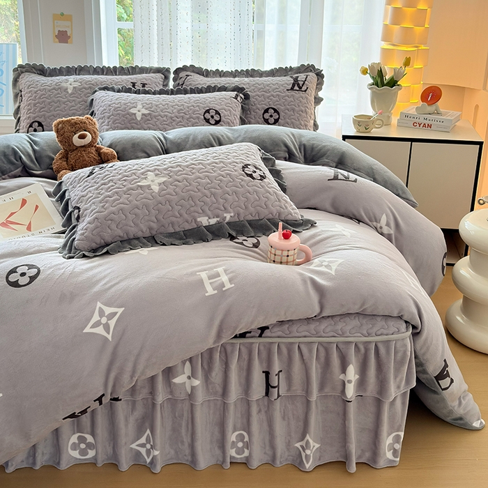 91家纺网 家纺一手货源 找家纺 铠畅家纺 2025新款牛奶绒夹棉床盖床裙四件套 时尚英伦