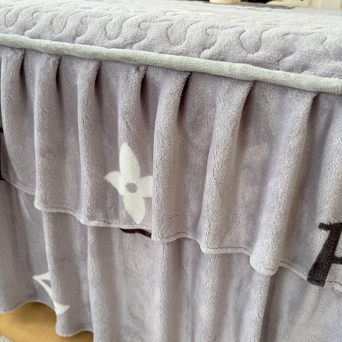 91家纺网 家纺一手货源 找家纺 铠畅家纺 2025新款牛奶绒夹棉床盖床裙四件套 时尚英伦