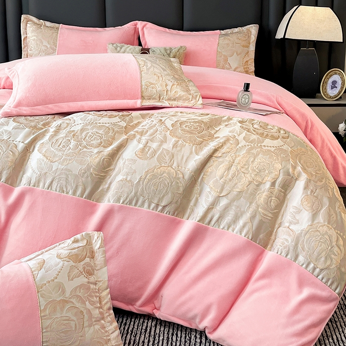 91家纺网 家纺一手货源 找家纺 富宁家纺 2025新款立体雕花牛奶绒绣花四件套-洛卡玫瑰系列 玫瑰粉