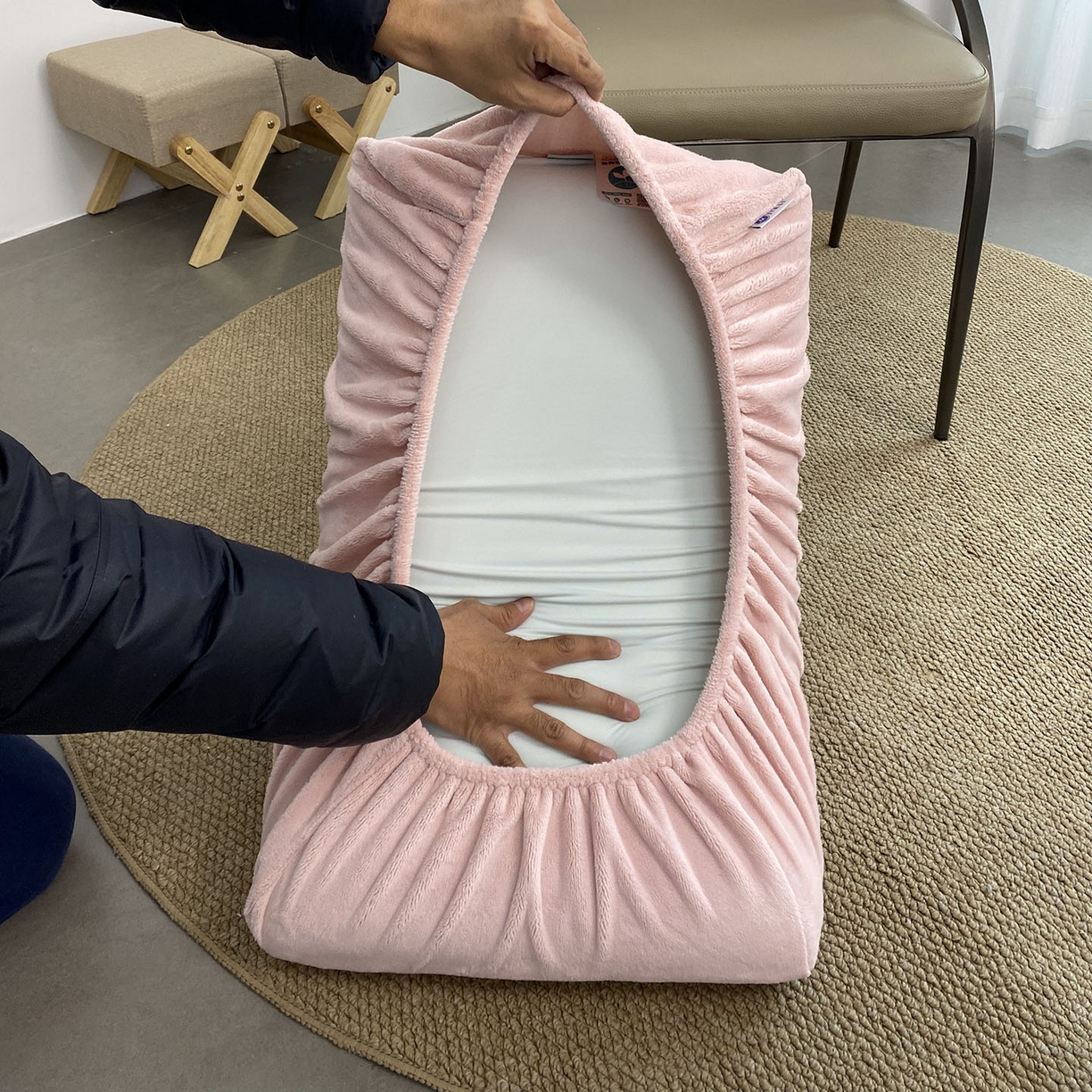 91家纺网 家纺一手货源 找家纺 佳笠家居 2025新款正宗250g全消光牛奶绒懒人枕套旅行枕套 豆沙粉