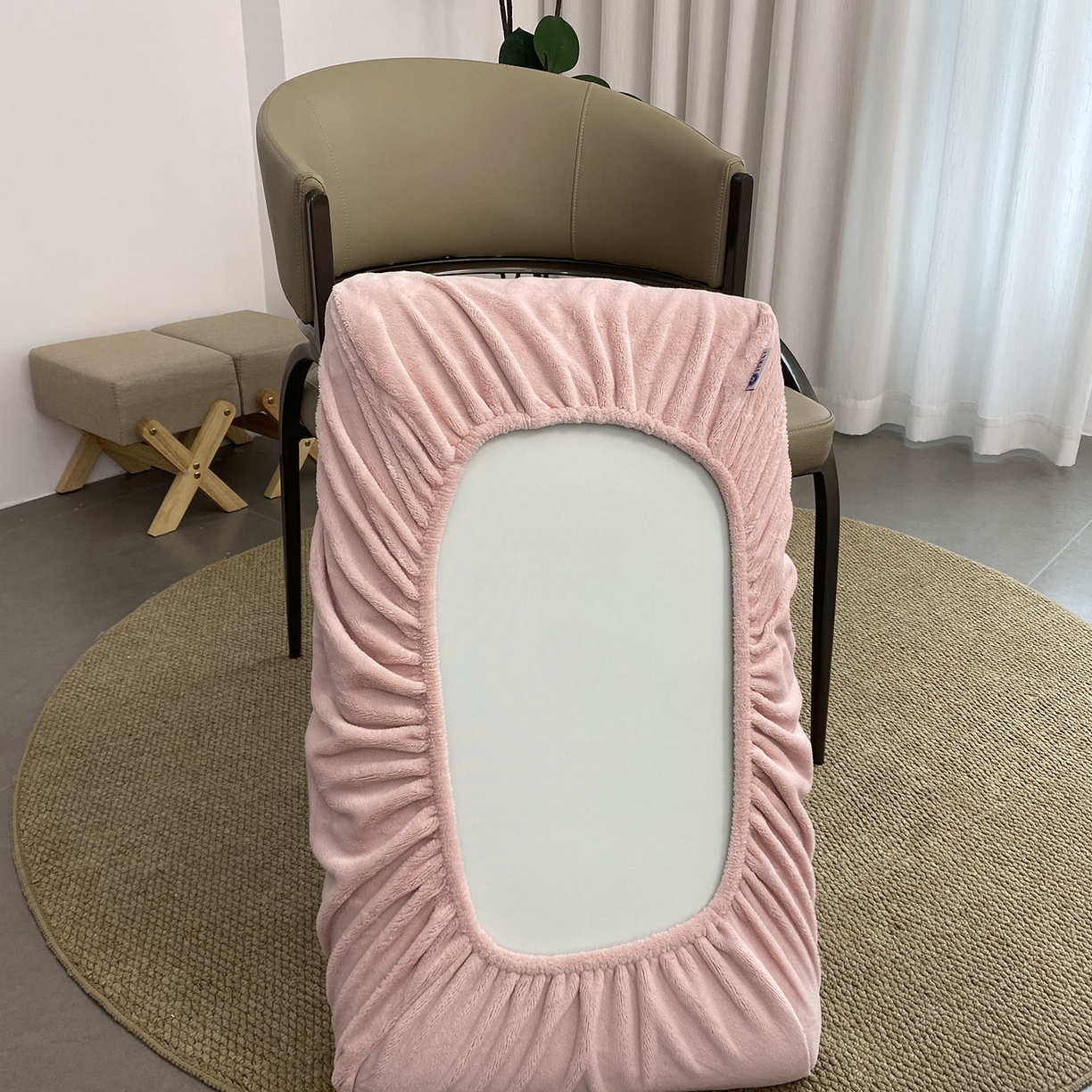 91家纺网 家纺一手货源 找家纺 佳笠家居 2025新款正宗250g全消光牛奶绒懒人枕套旅行枕套 豆沙粉