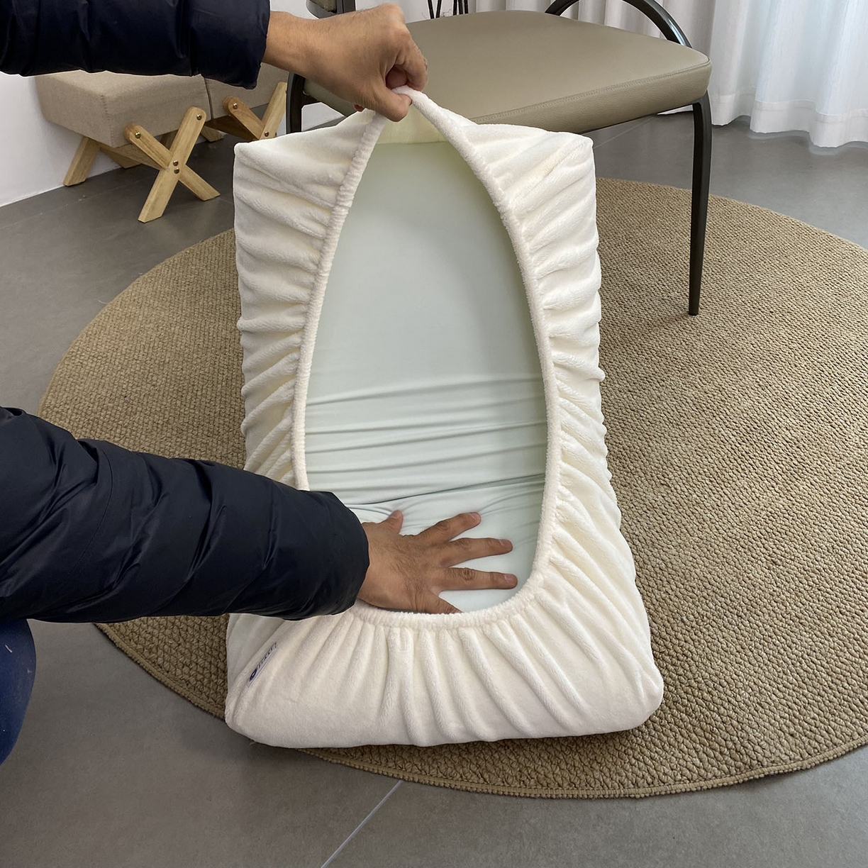 91家纺网 家纺一手货源 找家纺 佳笠家居 2025新款正宗250g全消光牛奶绒懒人枕套旅行枕套 奶昔白