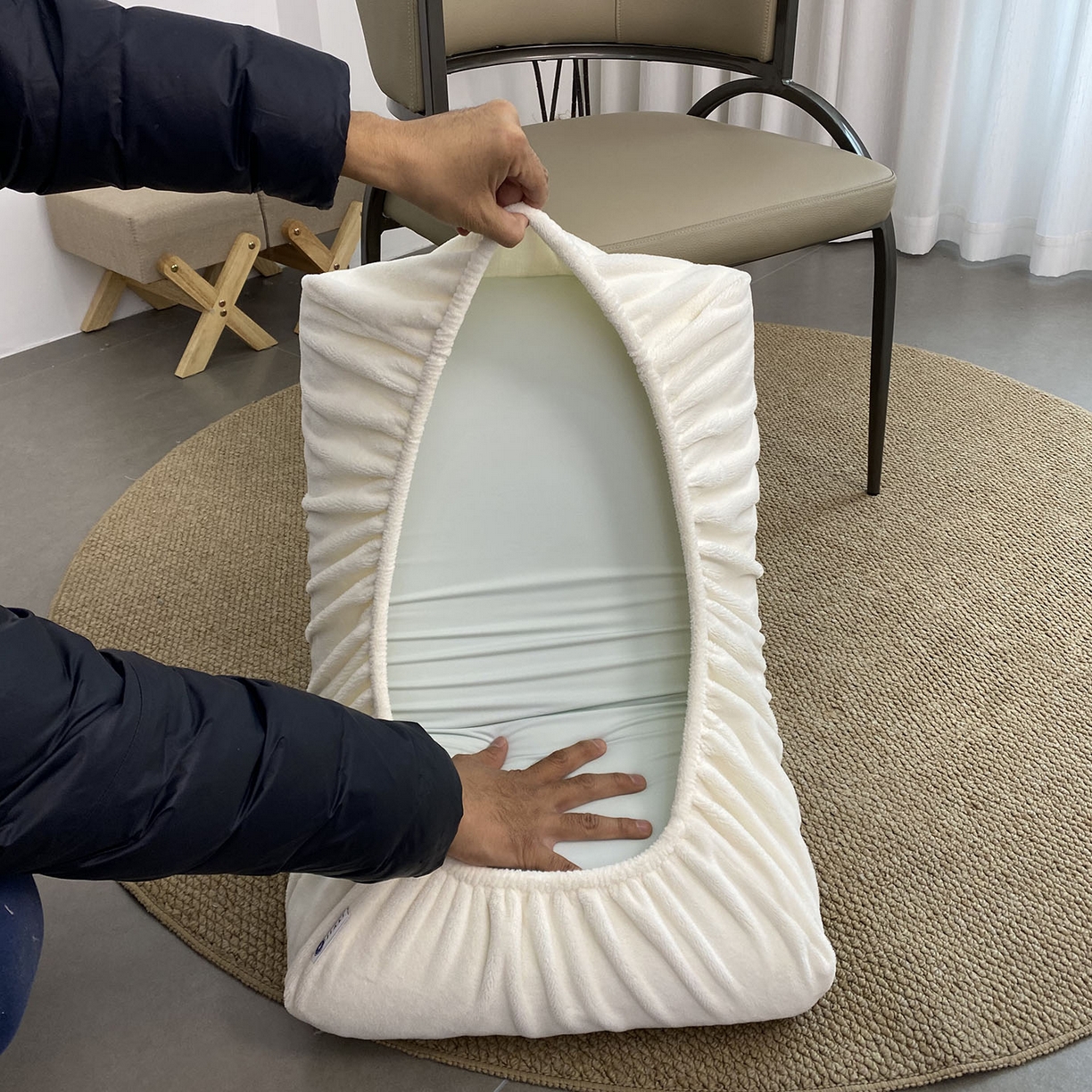 91家纺网 家纺一手货源 找家纺 佳笠家居 2025新款正宗250g全消光牛奶绒懒人枕套旅行枕套 奶昔白