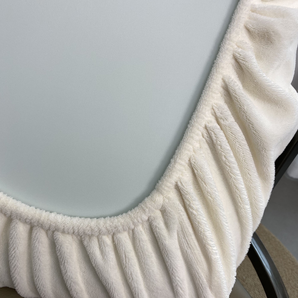 91家纺网 家纺一手货源 找家纺 佳笠家居 2025新款正宗250g全消光牛奶绒懒人枕套旅行枕套 奶昔白