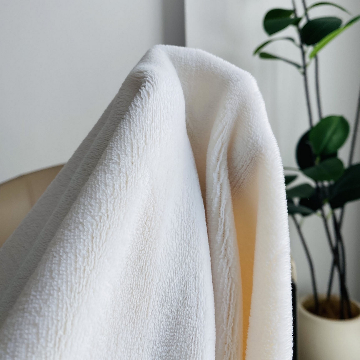 91家纺网 家纺一手货源 找家纺 佳笠家居 2025新款正宗250g全消光牛奶绒懒人枕套旅行枕套 奶昔白