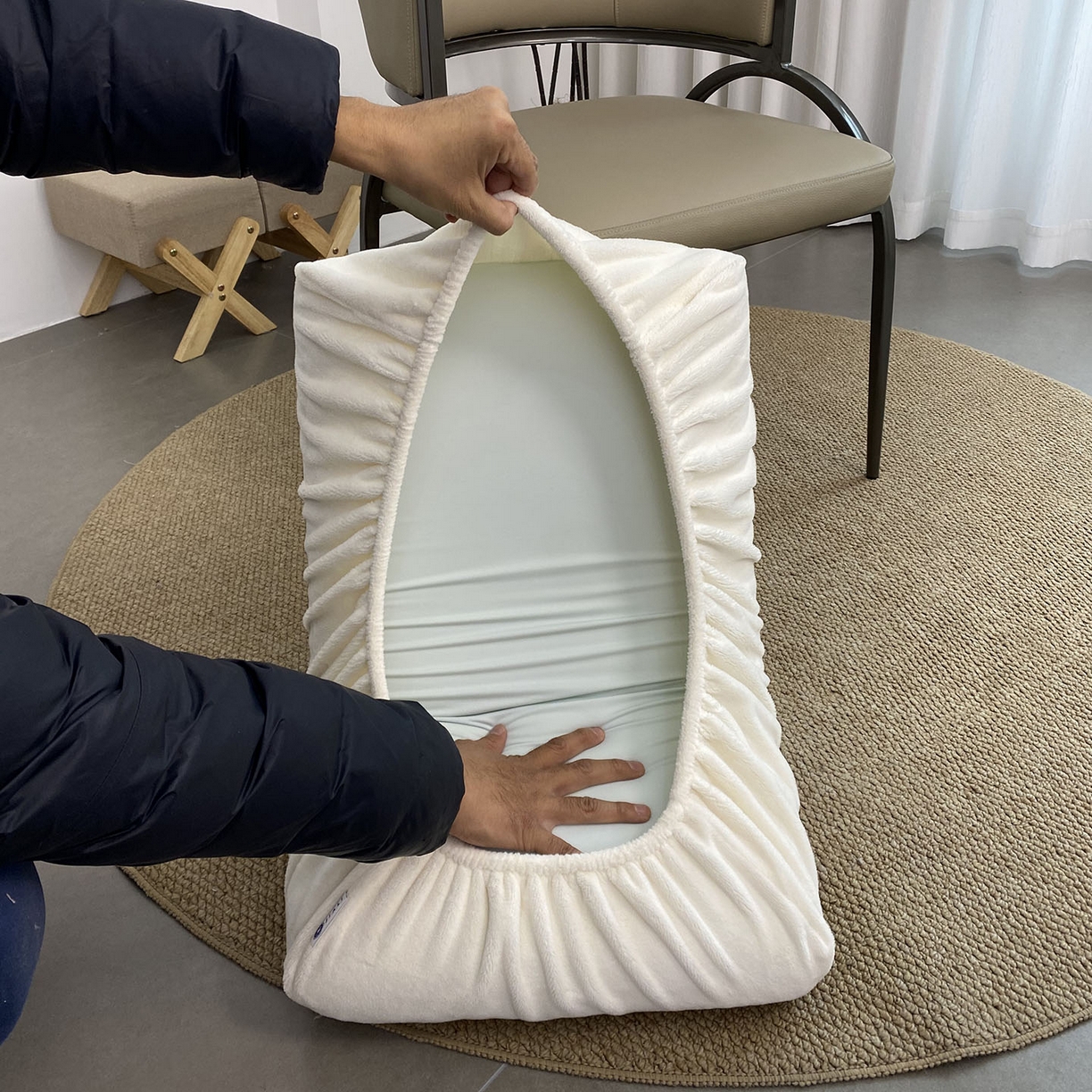 91家纺网 家纺一手货源 找家纺 佳笠家居 2025新款正宗250g全消光牛奶绒懒人枕套旅行枕套 奶昔白