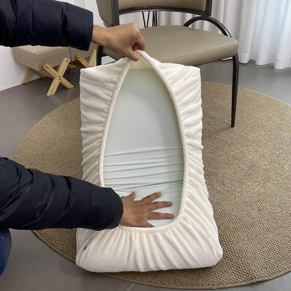 91家纺网 家纺一手货源 找家纺 佳笠家居 2025新款正宗250g全消光牛奶绒懒人枕套旅行枕套 奶昔白