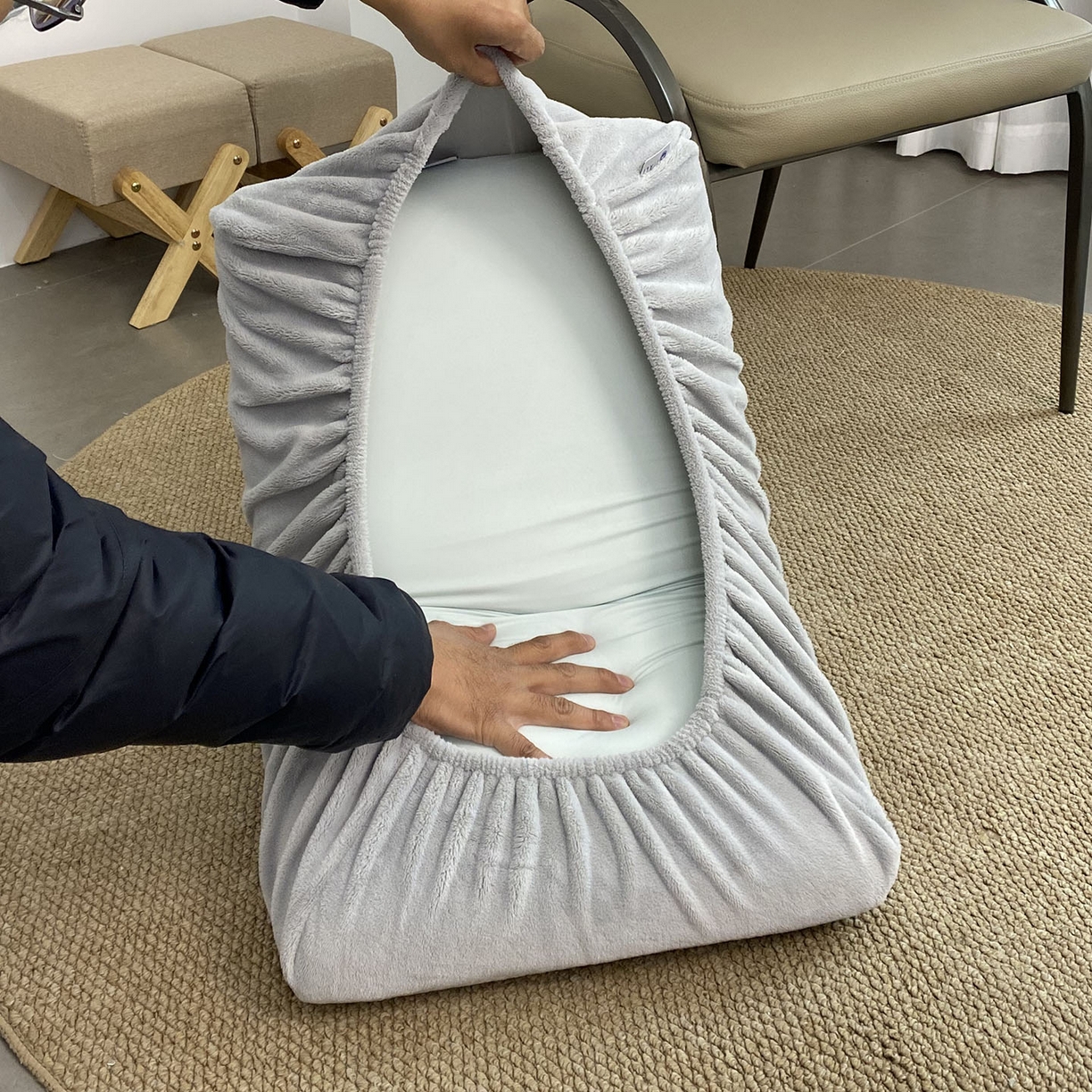 91家纺网 家纺一手货源 找家纺 佳笠家居 2025新款正宗250g全消光牛奶绒懒人枕套旅行枕套 中性灰