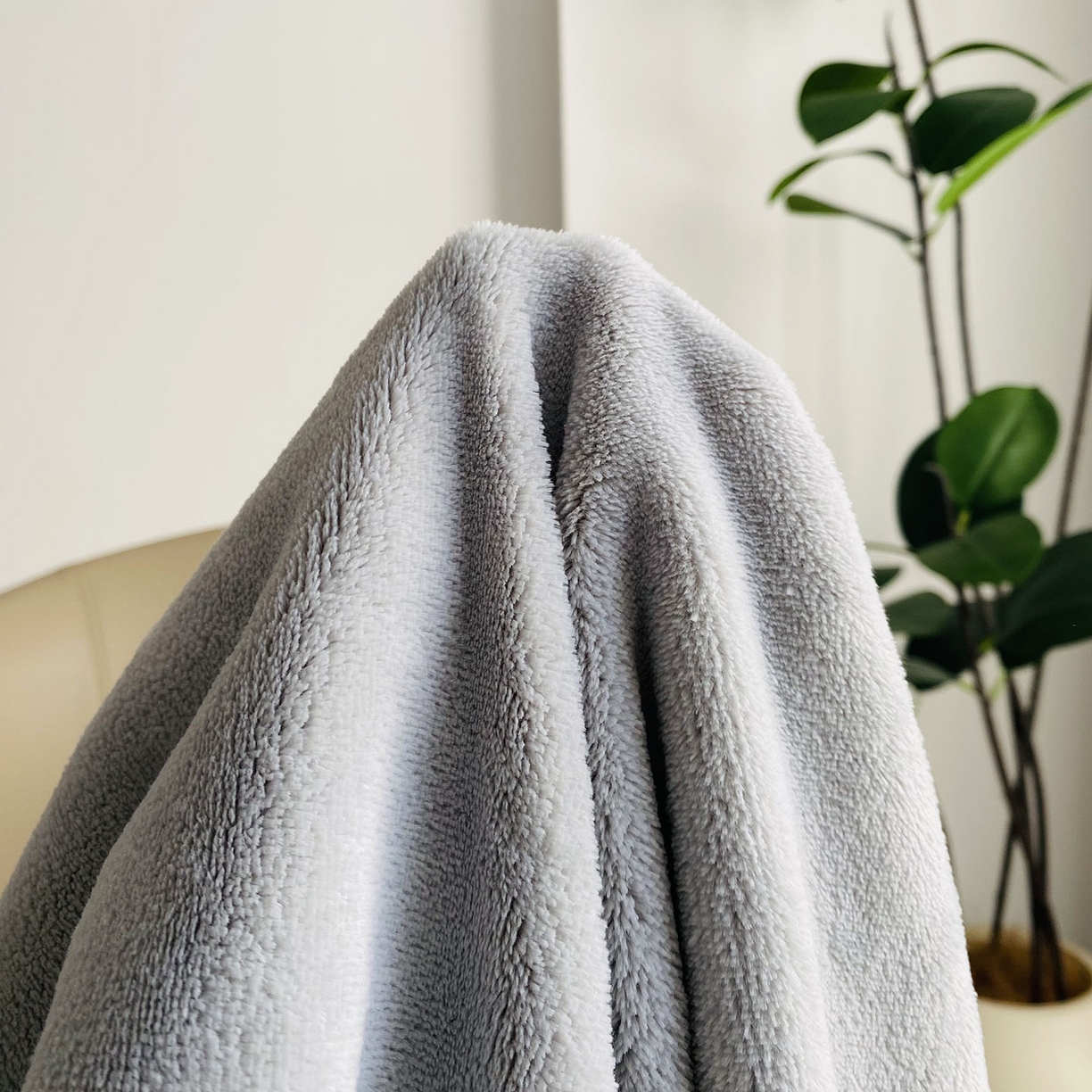 91家纺网 家纺一手货源 找家纺 佳笠家居 2025新款正宗250g全消光牛奶绒懒人枕套旅行枕套 中性灰