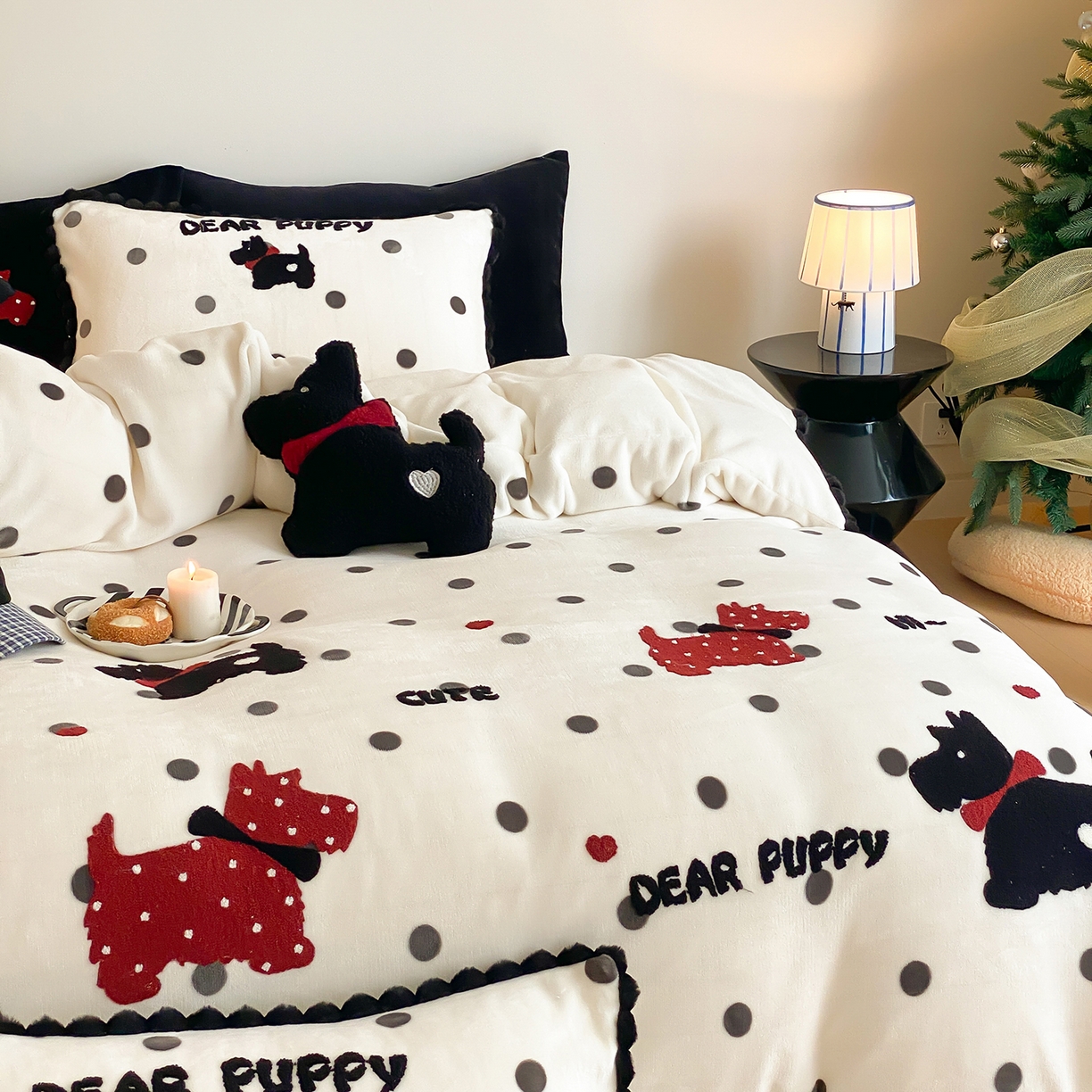 91家纺网 家纺一手货源 找家纺 （总）星野 2025新款高克重牛奶绒毛巾绣四件套-萌犬尼卡 （商家控价券后：288/318/338 配送精致礼袋）