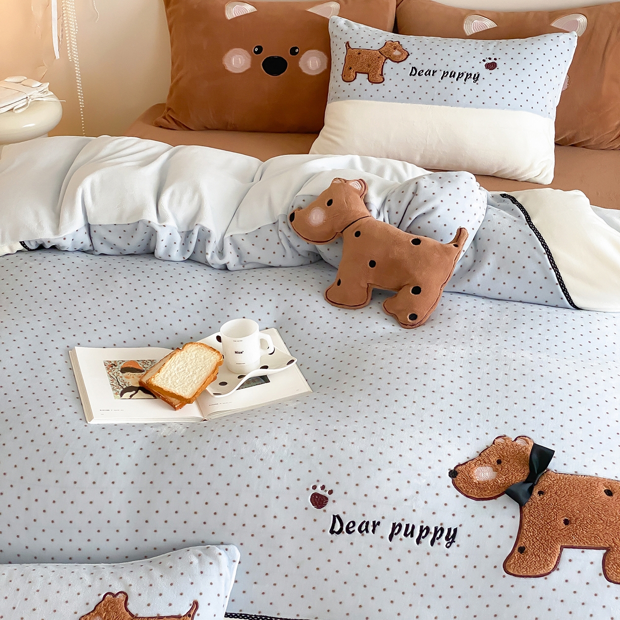 91家纺网 家纺一手货源 找家纺 （总）星野 2025新款高克重牛奶绒贴布绣蕾丝边四件套-焦糖狗（商家控价券后：288/318/338 配送精致礼袋）