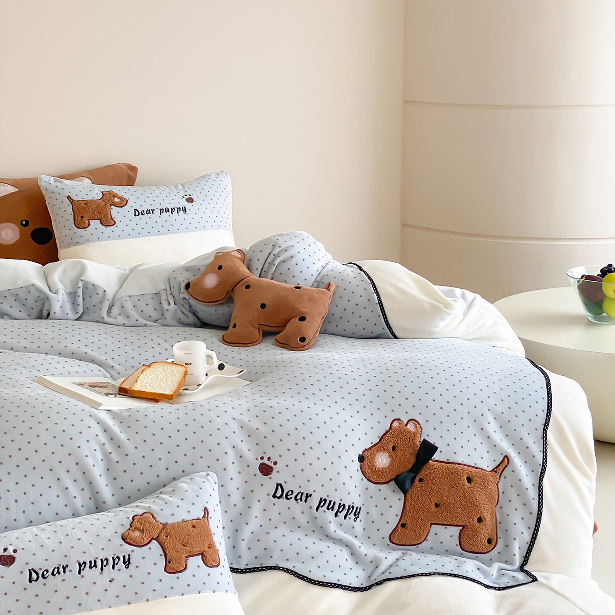 91家纺网 家纺一手货源 找家纺 （总）星野 2025新款高克重牛奶绒贴布绣蕾丝边四件套-焦糖狗（商家控价券后：288/318/338 配送精致礼袋）