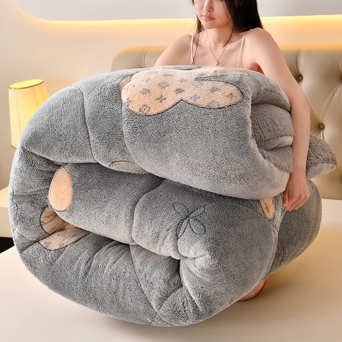 91家纺网 家纺一手货源 找家纺 春雨家居 2025新款AB版雪花绒羊羔绒冬被被子被芯 灰色情怀