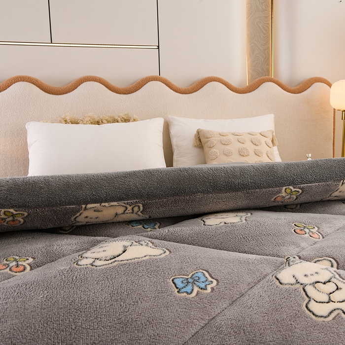 91家纺网 家纺一手货源 找家纺 春雨家居 2025新款AB版雪花绒羊羔绒冬被被子被芯 萌宠小白