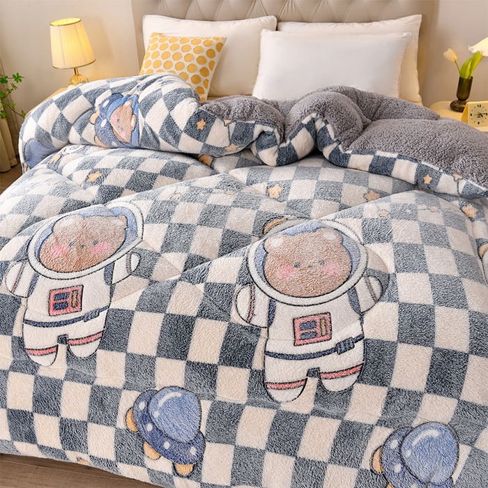 91家纺网 家纺一手货源 找家纺 春雨家居 2025新款AB版雪花绒羊羔绒冬被被子被芯 宇航员