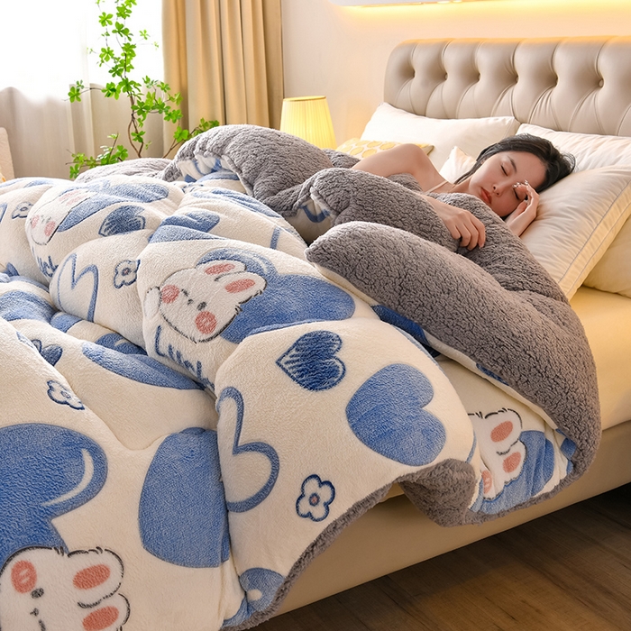 91家纺网 家纺一手货源 找家纺 春雨家居 2025新款AB版雪花绒羊羔绒冬被被子被芯 心心相印