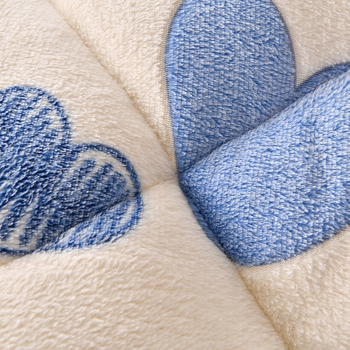 91家纺网 家纺一手货源 找家纺 春雨家居 2025新款AB版雪花绒羊羔绒冬被被子被芯 心心相印