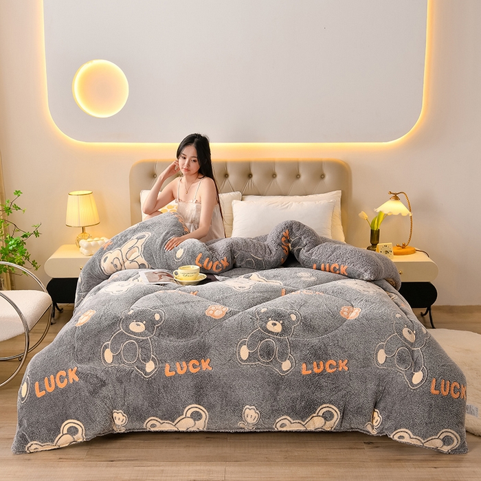 91家纺网 家纺一手货源 找家纺 春雨家居 2025新款AB版雪花绒羊羔绒冬被被子被芯 幸福小熊