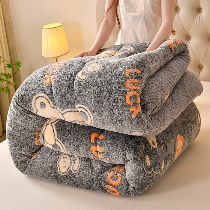 91家纺网 家纺一手货源 找家纺 春雨家居 2025新款AB版雪花绒羊羔绒冬被被子被芯 幸福小熊