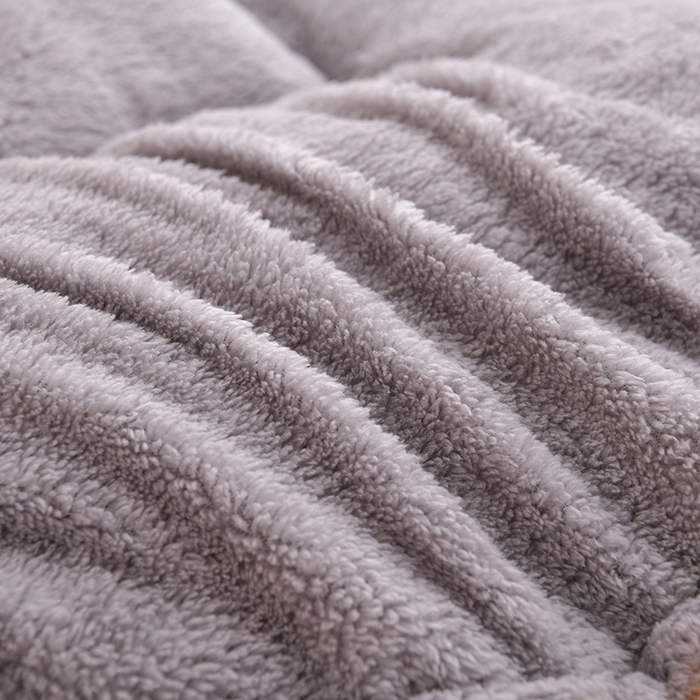 91家纺网 家纺一手货源 找家纺 春雨家居 2025新款AB版雪花绒羊羔绒冬被被子被芯 裸婚时代