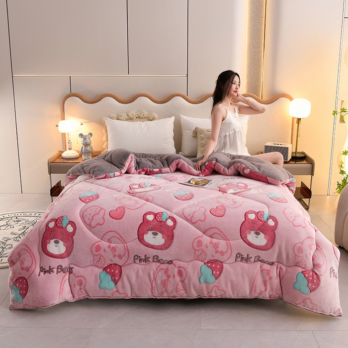 91家纺网 家纺一手货源 找家纺 春雨家居 2025新款AB版雪花绒羊羔绒冬被被子被芯 草莓小熊