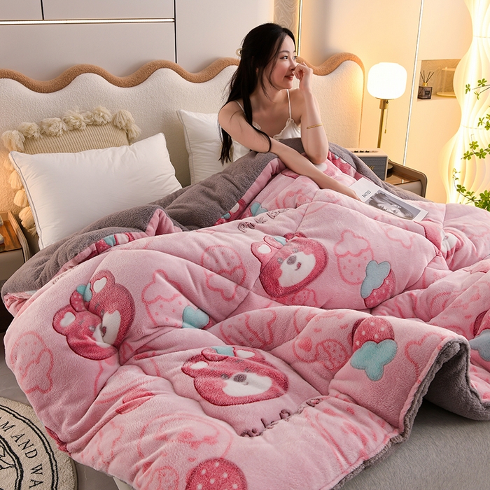 91家纺网 家纺一手货源 找家纺 春雨家居 2025新款AB版雪花绒羊羔绒冬被被子被芯 草莓小熊