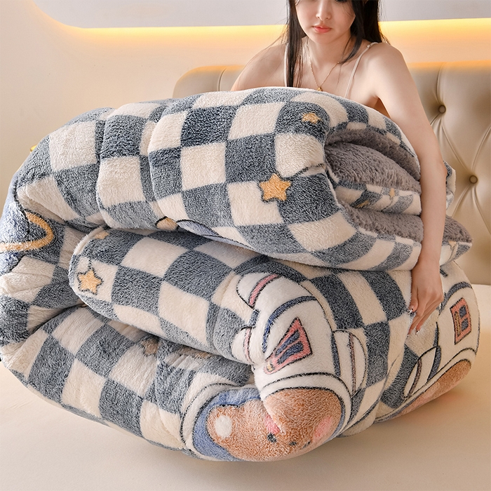 91家纺网 家纺一手货源 找家纺 春雨家居 2025新款AB版雪花绒羊羔绒冬被被子被芯 宇航员