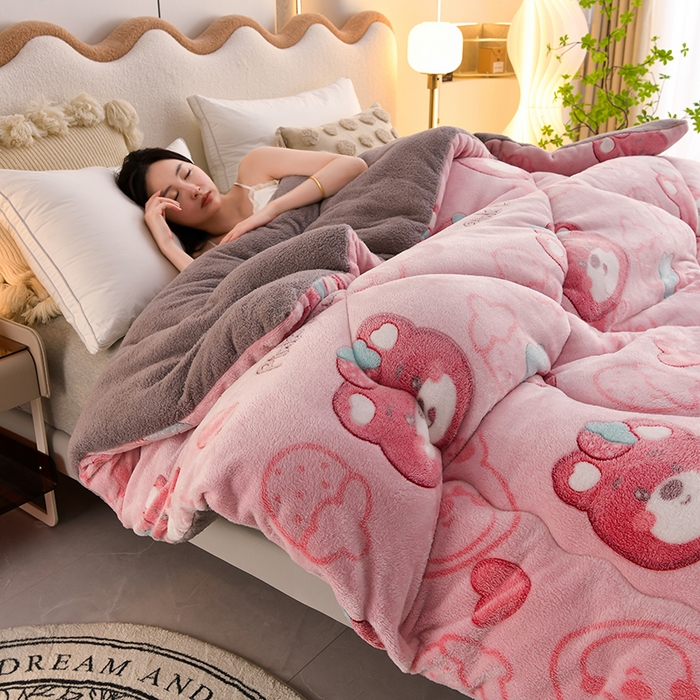 91家纺网 家纺一手货源 找家纺 春雨家居 2025新款AB版雪花绒羊羔绒冬被被子被芯 草莓小熊