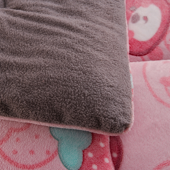 91家纺网 家纺一手货源 找家纺 春雨家居 2025新款AB版雪花绒羊羔绒冬被被子被芯 草莓小熊