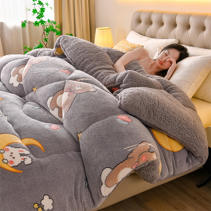 91家纺网 家纺一手货源 找家纺 春雨家居 2025新款AB版雪花绒羊羔绒冬被被子被芯 云朵萌熊