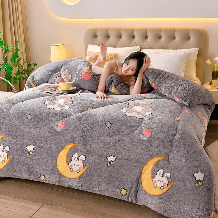 91家纺网 家纺一手货源 找家纺 春雨家居 2025新款AB版雪花绒羊羔绒冬被被子被芯 云朵萌熊