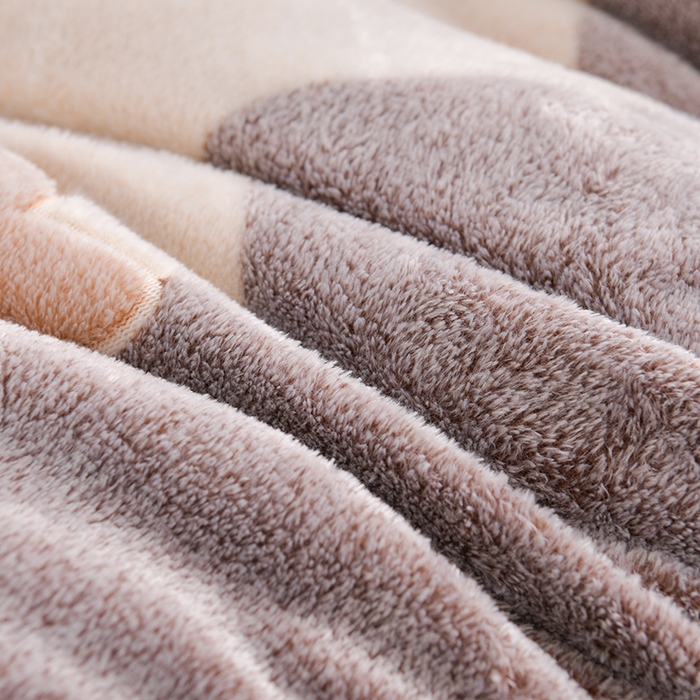 91家纺网 家纺一手货源 找家纺 春雨家居 2025新款AB版雪花绒羊羔绒冬被被子被芯 裸婚时代