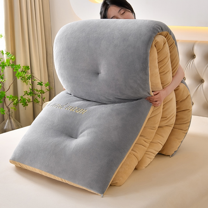 91家纺网 家纺一手货源 找家纺 春雨家居 2025新款双面牛奶绒刺绣冬被被子被芯 时尚灰