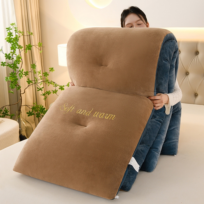 91家纺网 家纺一手货源 找家纺 春雨家居 2025新款双面牛奶绒刺绣冬被被子被芯 奢华拿铁