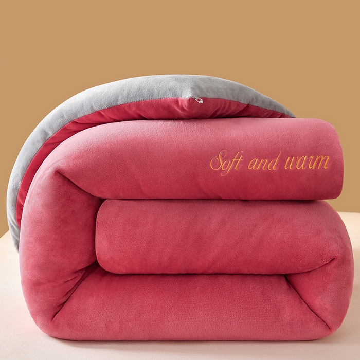 91家纺网 家纺一手货源 找家纺 春雨家居 2025新款双面牛奶绒刺绣冬被被子被芯 豆沙红