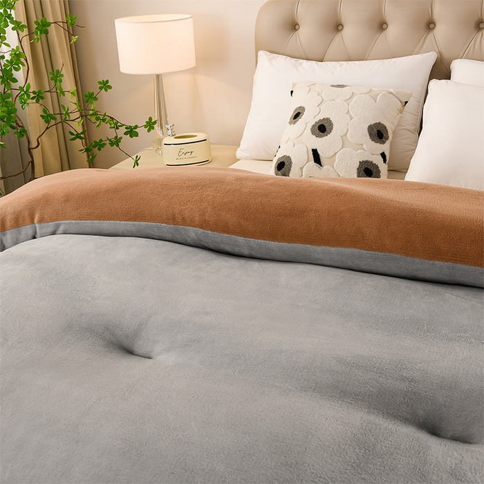 91家纺网 家纺一手货源 找家纺 春雨家居 2025新款双面牛奶绒刺绣冬被被子被芯 极简灰咖