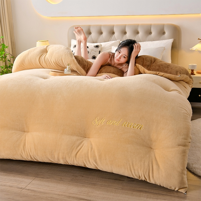 91家纺网 家纺一手货源 找家纺 春雨家居 2025新款双面牛奶绒刺绣冬被被子被芯 高级咖