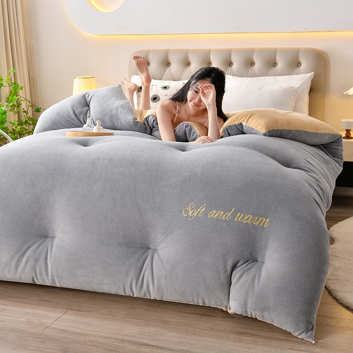 91家纺网 家纺一手货源 找家纺 春雨家居 2025新款双面牛奶绒刺绣冬被被子被芯 时尚灰