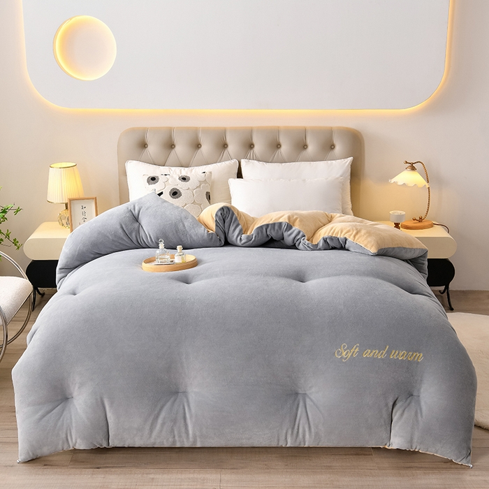 91家纺网 家纺一手货源 找家纺 春雨家居 2025新款双面牛奶绒刺绣冬被被子被芯 时尚灰