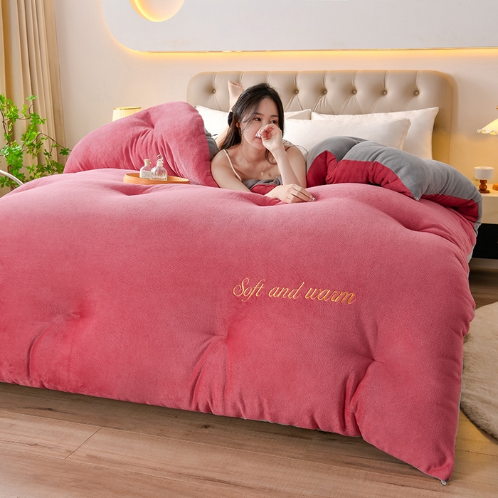 91家纺网 家纺一手货源 找家纺 春雨家居 2025新款双面牛奶绒刺绣冬被被子被芯 豆沙红