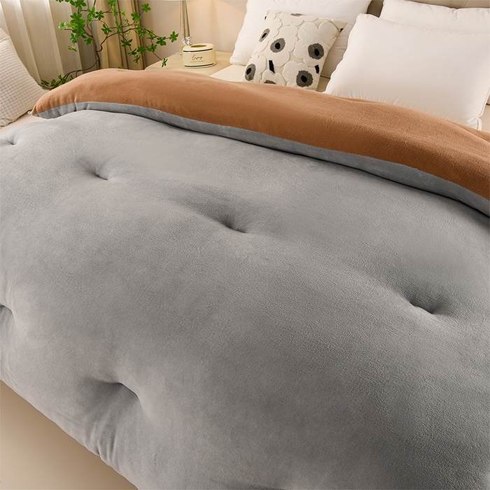 91家纺网 家纺一手货源 找家纺 春雨家居 2025新款双面牛奶绒刺绣冬被被子被芯 极简灰咖