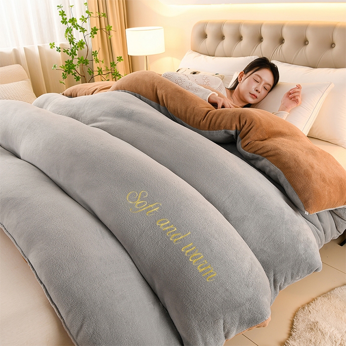 91家纺网 家纺一手货源 找家纺 春雨家居 2025新款双面牛奶绒刺绣冬被被子被芯 极简灰咖