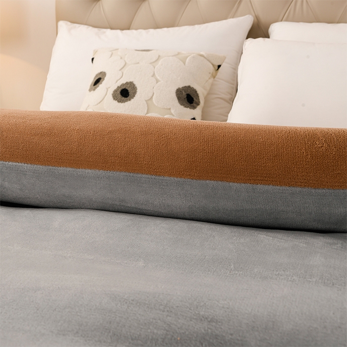 91家纺网 家纺一手货源 找家纺 春雨家居 2025新款双面牛奶绒刺绣冬被被子被芯 极简灰咖