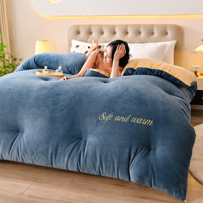 91家纺网 家纺一手货源 找家纺 春雨家居 2025新款双面牛奶绒刺绣冬被被子被芯 宾利蓝